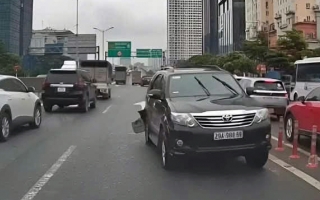 Hà Nội: Tài xế Toyota Fortuner đi ngược chiều trên đường trên cao với hai lốp vỡ nát và nồng độ cồn kịch khung