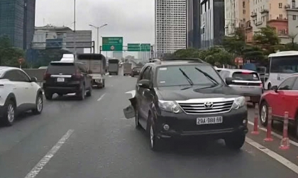 Hà Nội: Tài xế Toyota Fortuner đi ngược chiều trên đường trên cao với hai lốp vỡ nát và nồng độ cồn kịch khung