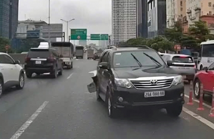 Hà Nội: Tài xế Toyota Fortuner đi ngược chiều trên đường trên cao với hai lốp vỡ nát và nồng độ cồn kịch khung
