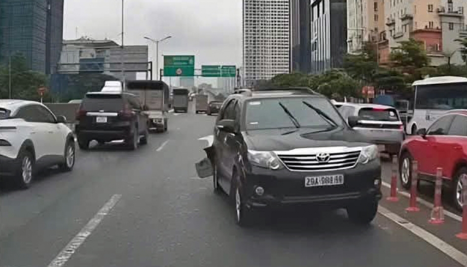 Hà Nội: Tài xế Toyota Fortuner đi ngược chiều trên đường trên cao với hai lốp vỡ nát và nồng độ cồn kịch khung