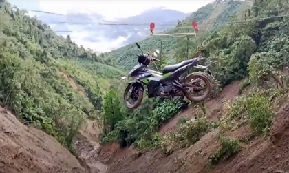 Clip: Người dân mắc ròng rọc, cẩu xe máy qua điểm sạt lở trên đèo Khau Phạ (Lào Cai)