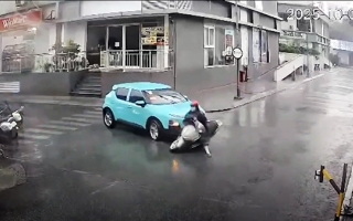 Clip TNGT: Mưa bão quan sát kém, tài xế VinFast VF 5 đâm người phụ nữ ngã vật ra đường