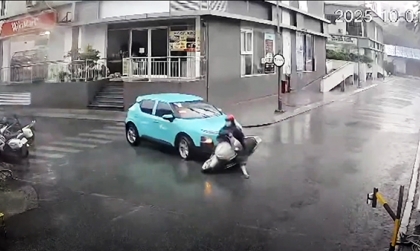 Clip TNGT: Mưa bão quan sát kém, tài xế VinFast VF 5 đâm người phụ nữ ngã vật ra đường
