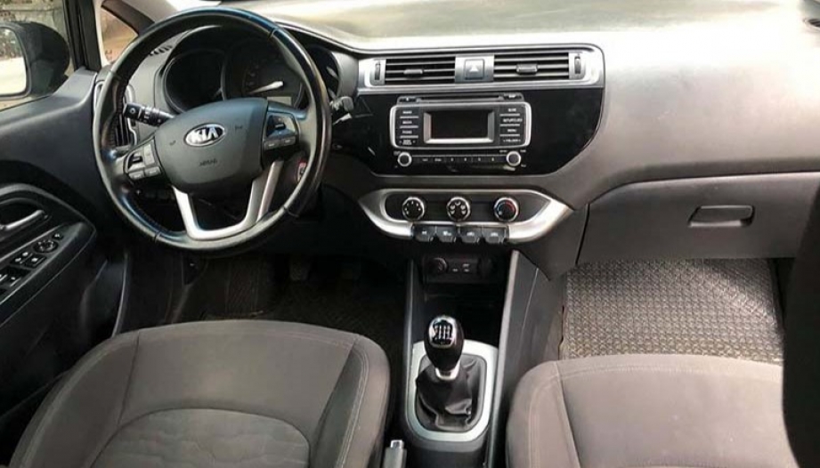 Đạp ga Kia Rio bị giật là vấn đề gì thế các bác?