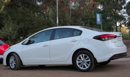 Hyundai Elantra không thấy cam hỗ trợ khi vào số lùi là sao vậy?