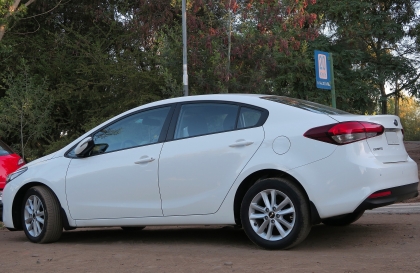 Hyundai Elantra không thấy cam hỗ trợ khi vào số lùi là sao vậy?