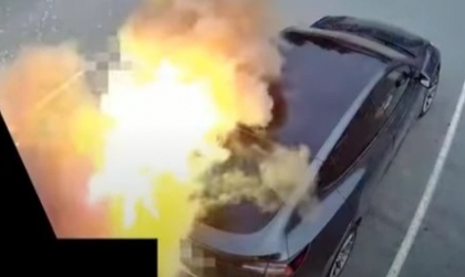 Tesla phát nổ khi cắm sạc, nguyên nhân do dùng trụ sạc không chính hãng?