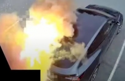 Tesla phát nổ khi cắm sạc, nguyên nhân do dùng trụ sạc không chính hãng?