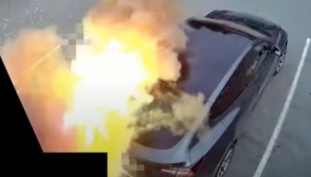 Tesla phát nổ khi cắm sạc, nguyên nhân do dùng trụ sạc không chính hãng?