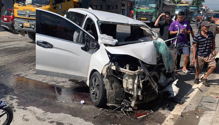 Kinh hoàng, tài xế Mitsubishi Xpander nghi buồn ngủ đấu đầu với xe tải