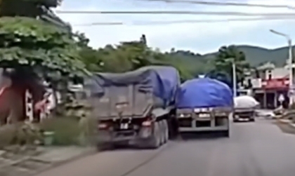 Ý thức giao thông: Cắm đầu vượt đầy nguy hiểm, tài xế vẫn kêu