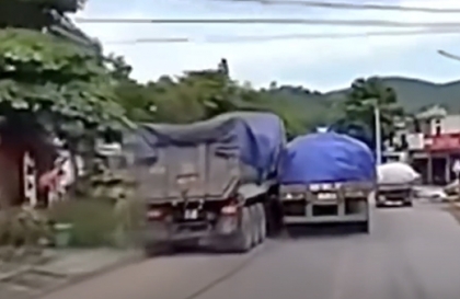 Ý thức giao thông: Cắm đầu vượt đầy nguy hiểm, tài xế vẫn kêu 