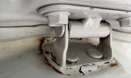 Bản lề cốp sau xe Fortuner bị thế này có xử lý được không?