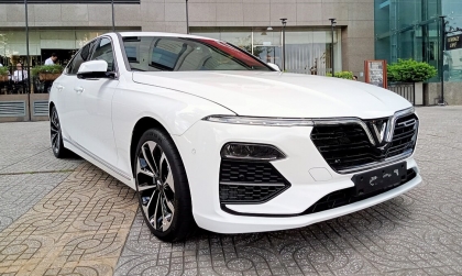 Đèn xe Lux A bị tình trạng này là sao các bác?