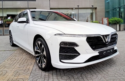 Đèn xe Lux A bị tình trạng này là sao các bác?