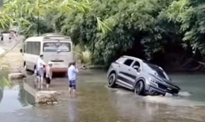 Clip TNGT: Hyundai County giải cứu đàn em KIA Sorento bất thành vì suối quá sâu
