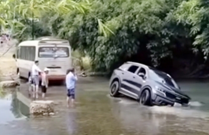 Clip TNGT: Hyundai County giải cứu đàn em KIA Sorento bất thành vì suối quá sâu