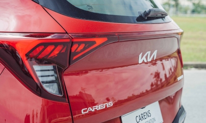 Xin giải pháp xử lý nắp chụp đèn biển số sau của Kia Carens với