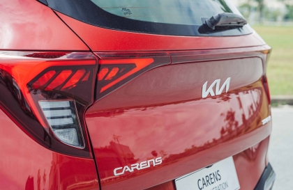 Xin giải pháp xử lý nắp chụp đèn biển số sau của Kia Carens với