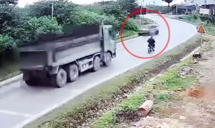 Clip TNGT: Đánh lái đột ngột khi vào cua, VinFast VF 3 lao ra vệ đường lộn đủ một vòng 360 độ