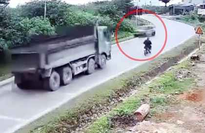 Clip TNGT: Đánh lái đột ngột khi vào cua, VinFast VF 3 lao ra vệ đường lộn đủ một vòng 360 độ