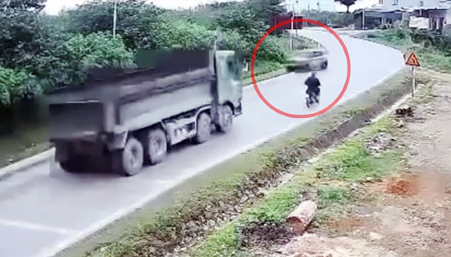 Clip TNGT: Đánh lái đột ngột khi vào cua, VinFast VF 3 lao ra vệ đường lộn đủ một vòng 360 độ