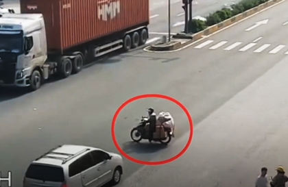 Clip TNGT: Bất cẩn sang đường, người đi xe máy