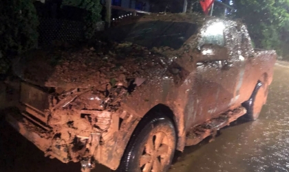 Clip : Giây phút đất lở đổ ập xuống đoàn xe tại đèo Ô Quý Hồ - Lào Cai vì ảnh hưởng của bão số 10