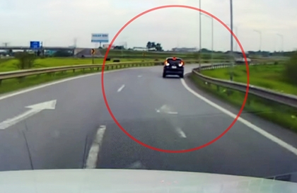 Clip: Lại thêm Mitsubishi Xpander đi lùi trên cao tốc