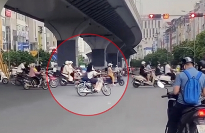 Lạ lùng cô gái