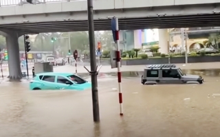 Hà Nội vẫy vùng trong mưa lũ: VinFast VF e34 thi bơi cùng Suzuki Jimny