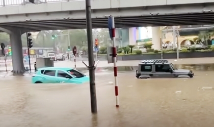 Hà Nội vẫy vùng trong mưa lũ: VinFast VF e34 thi bơi cùng Suzuki Jimny