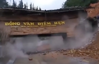  Clip: Sập cổng chào, QL 4C lối vào thị trấn Đồng Văn bị chặn cứng 