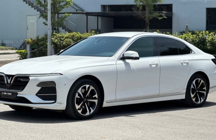 Xin các bác cho lời khuyên xe VinFast Lux A bị ngập nước của em với!