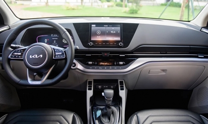 Kia Carens bị kêu mỗi lần đánh hết lái khi đi chậm là do đâu?