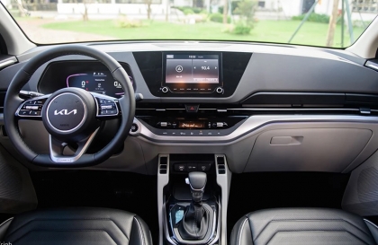 Kia Carens bị kêu mỗi lần đánh hết lái khi đi chậm là do đâu?