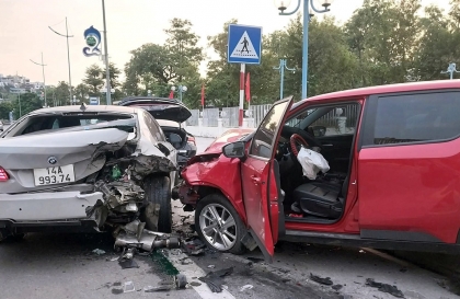 Ảnh TNGT: Bác tài VinFast VF 5 cú này mệt, cả năm tới chạy không công mất...