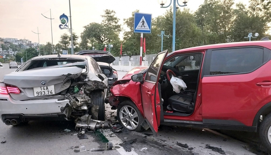 Ảnh TNGT: Bác tài VinFast VF 5 cú này mệt, cả năm tới chạy không công mất...