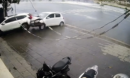 Clip TNGT: Đi xe nhỏ mà tài xế ngỡ mình đang cầm lái siêu xe, mất lái vì tốc độ trên đường trơn trượt