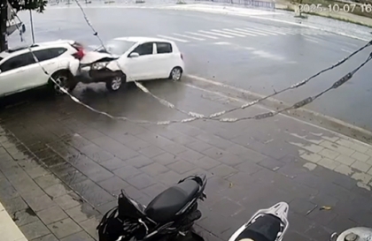 Clip TNGT: Đi xe nhỏ mà tài xế ngỡ mình đang cầm lái siêu xe, mất lái vì tốc độ trên đường trơn trượt