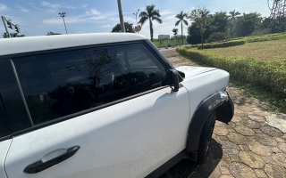 Ảnh TNGT: VinFast VF3 bị chủ nhân bỏ mặc trên vỉa hè sau cú đâm gãy gục bánh trước trong đêm