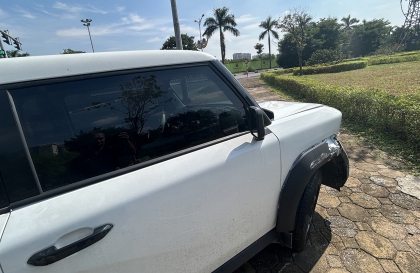 Ảnh TNGT: VinFast VF3 bị chủ nhân bỏ mặc trên vỉa hè sau cú đâm gãy gục bánh trước trong đêm