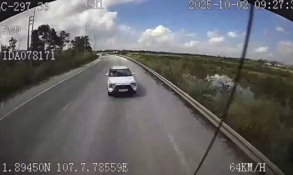 Clip TNGT: Vào cua mất lái - Mitsubishi Xforce đâm thẳng vào Howo