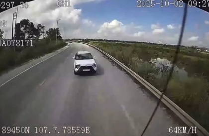 Clip TNGT: Vào cua mất lái - Mitsubishi Xforce đâm thẳng vào Howo