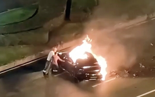 Xiaomi SU7 Ultra bốc cháy trong vụ tai nạn, nỗ lực cứu hộ bất thành vì không thể mở cửa