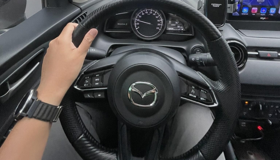 Xin tư vấn lỗi vô lăng của Mazda2 với anh em