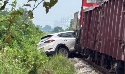 Ảnh TNGT: Hyundai Tucson bị tàu hoả ẩn lùi hàng chục mét vì qua đường bất cẩn