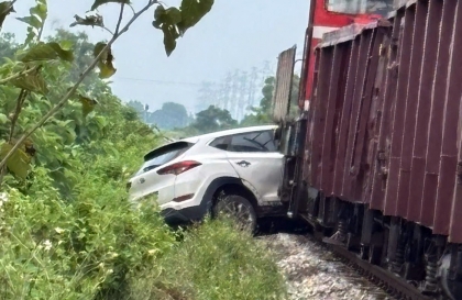 Ảnh TNGT: Hyundai Tucson bị tàu hoả ẩn lùi hàng chục mét vì qua đường bất cẩn