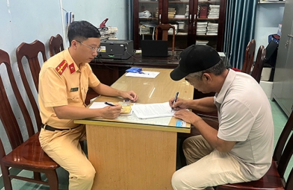 Ý thức giao thông: Clip gây phẫn nộ - Lái xe vượt ẩu, còn hung hăng chửi rủa với xe đi ngược chiều