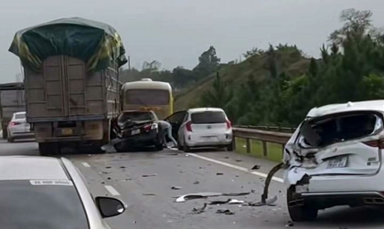 Toàn cảnh tai nạn liên hoàn khi xe tải đâm hàng loạt xe khác trên cao tốc Hà Nội - Thái Nguyên